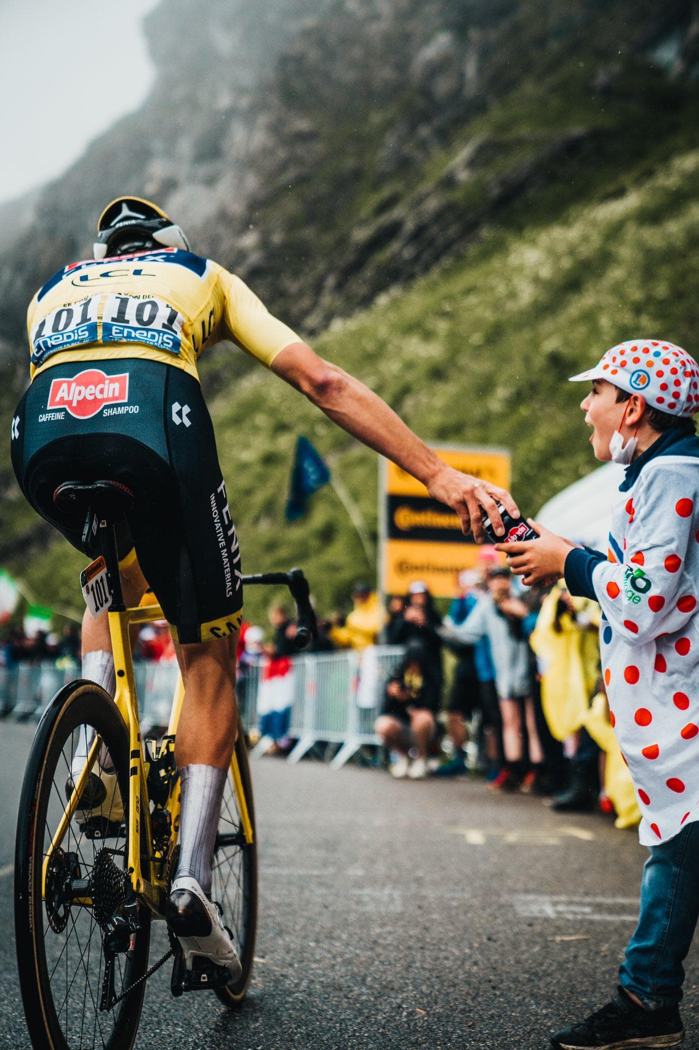 Mathieu van der Poel handing out a bottle to a spectator (© Josse Wester)